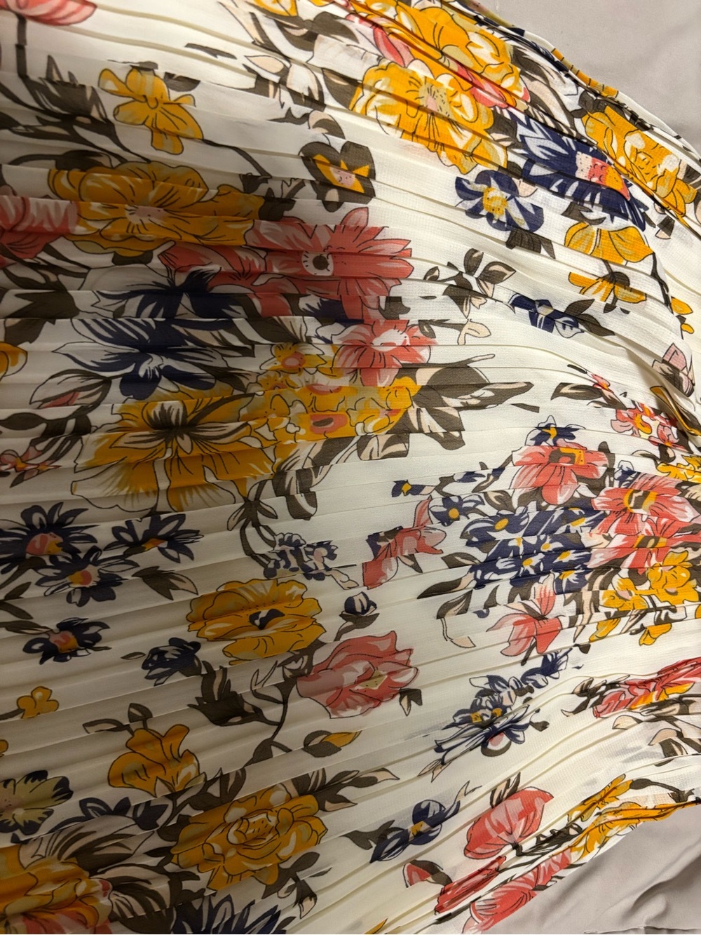 Sleeveless Floral V-Neck Pleated Dress in Cream and Yellow with removable belt - Picture 3 of 11